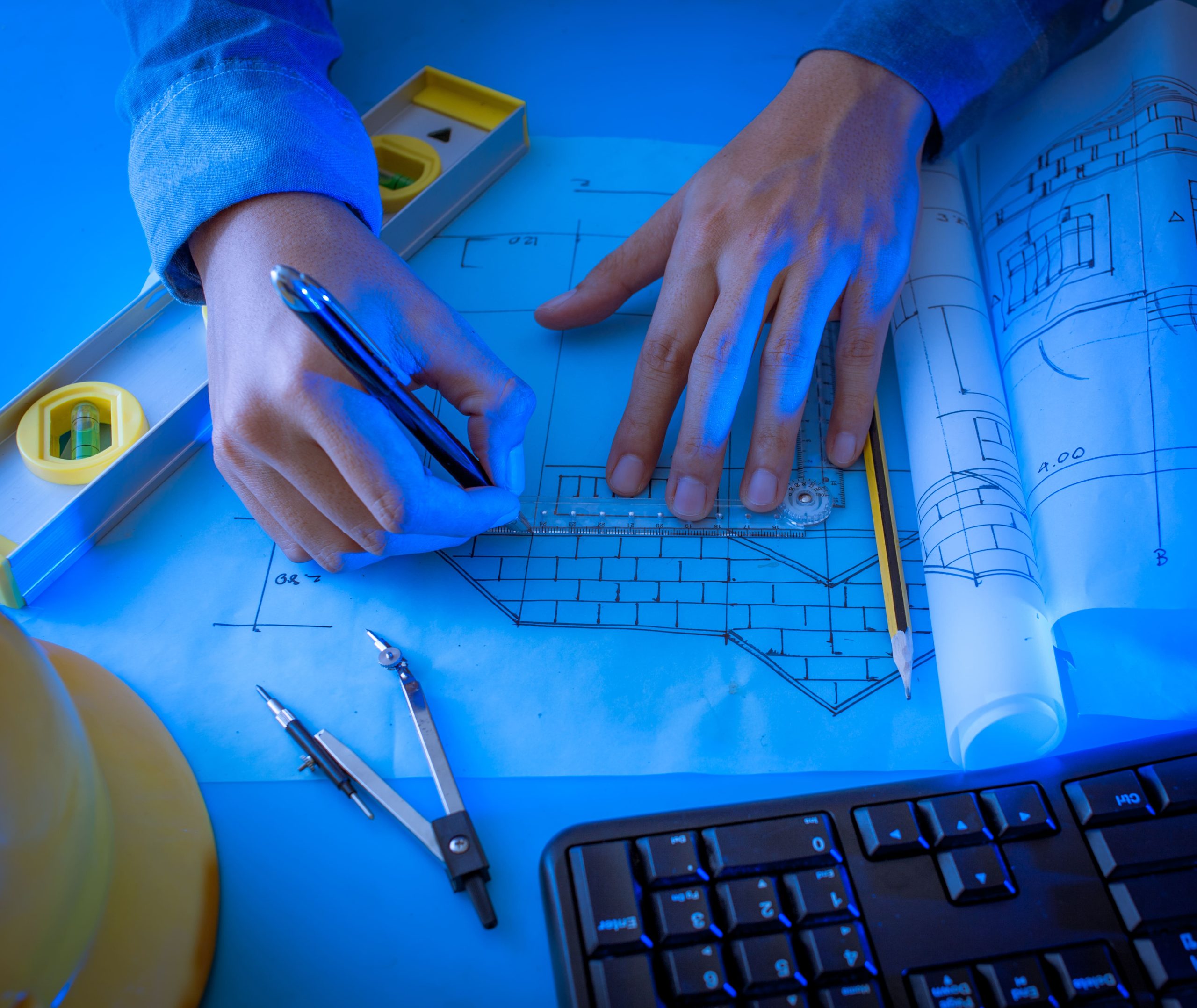 vista-en-angulo-alto-del-hombre-trabajando-en-la-mesa (2)