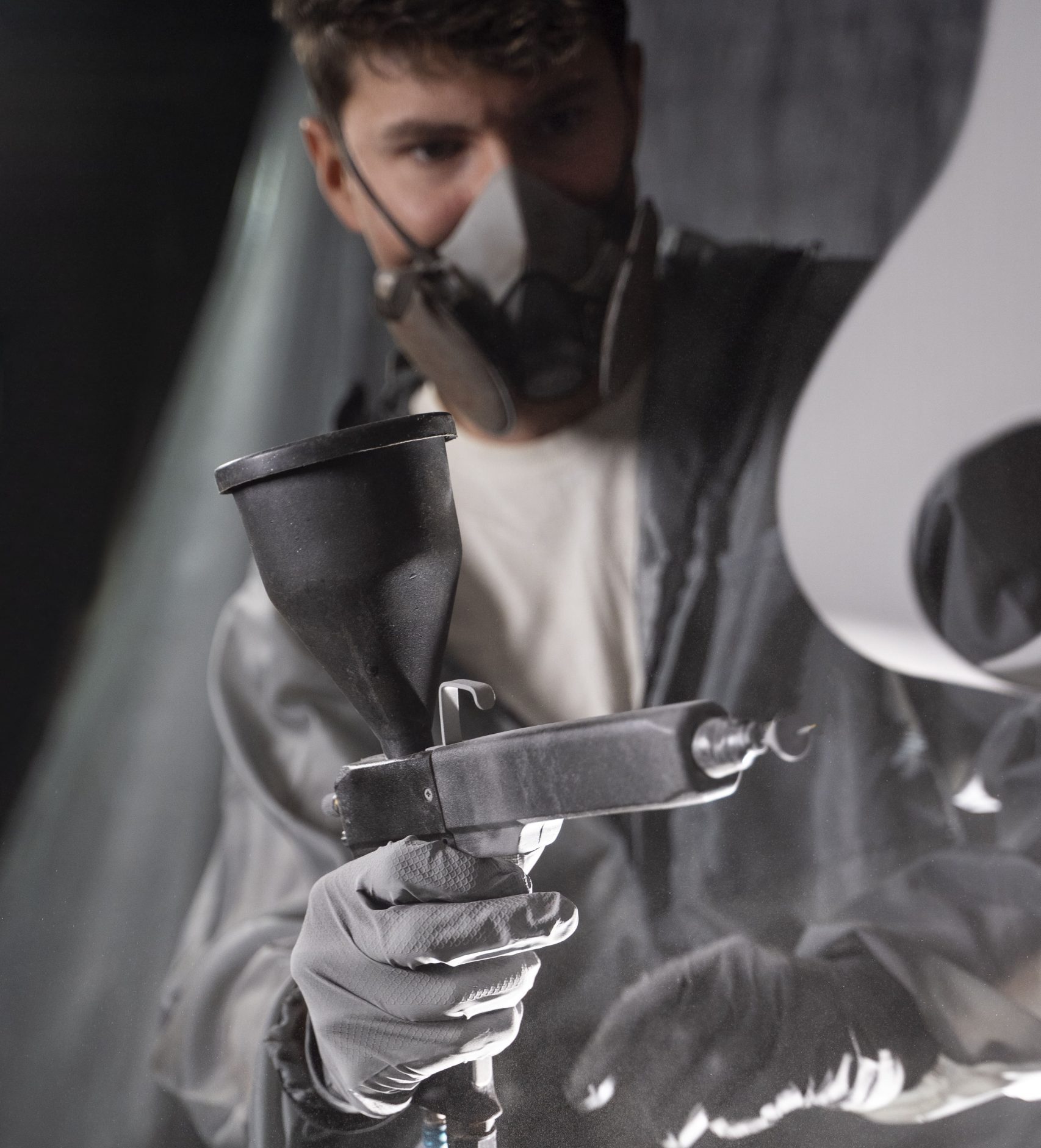 vista-frontal-hombre-trabajando-con-pistola-de-pintura (2) (1)